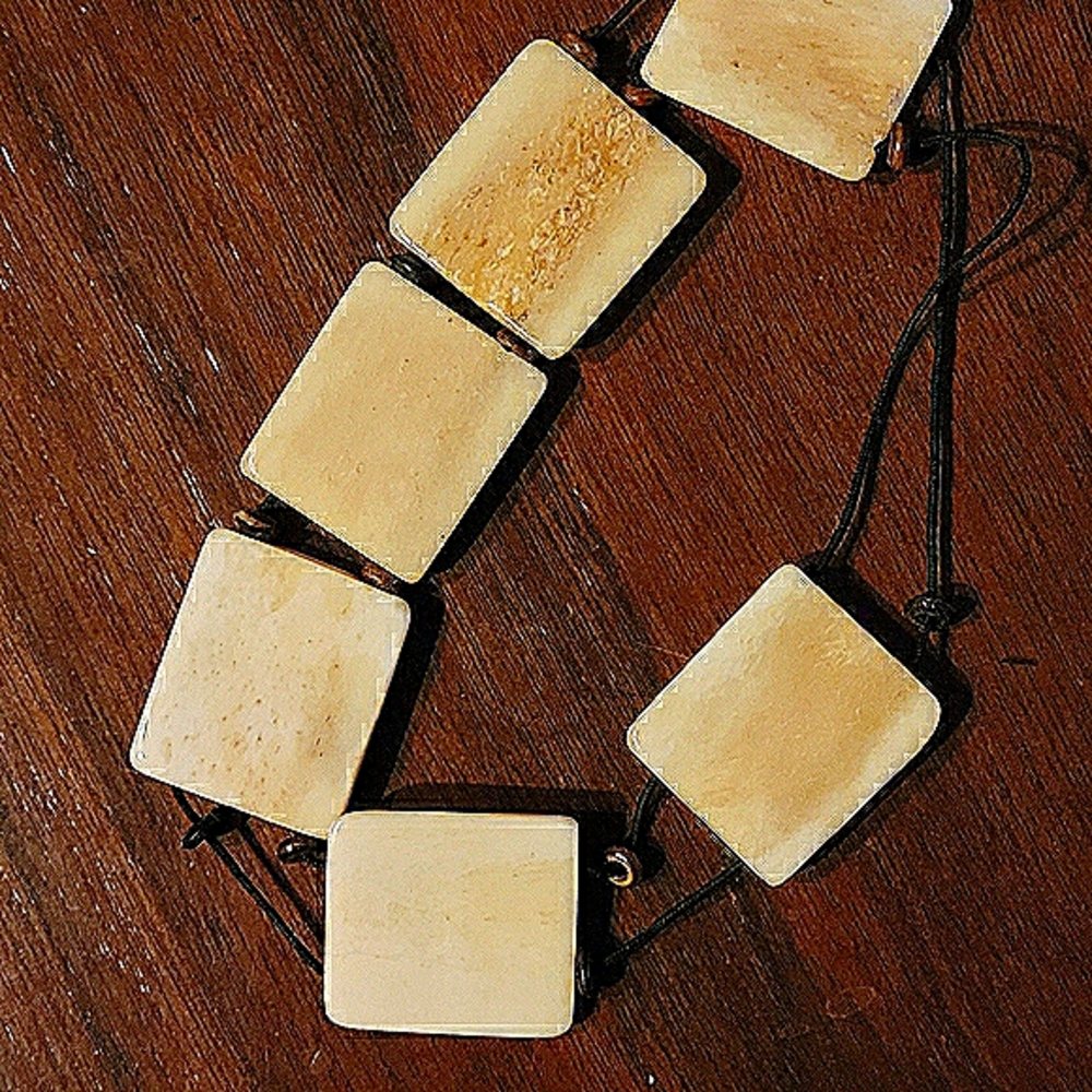 🔴 Carved Bone Bracelet - Picture 6 of 12